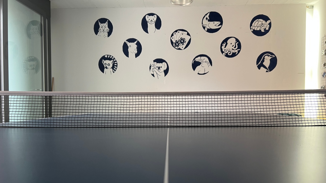 Tischtennisplatte trifft Teamlogos.