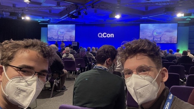 Jonas und Sven bei der QCon Konferenz