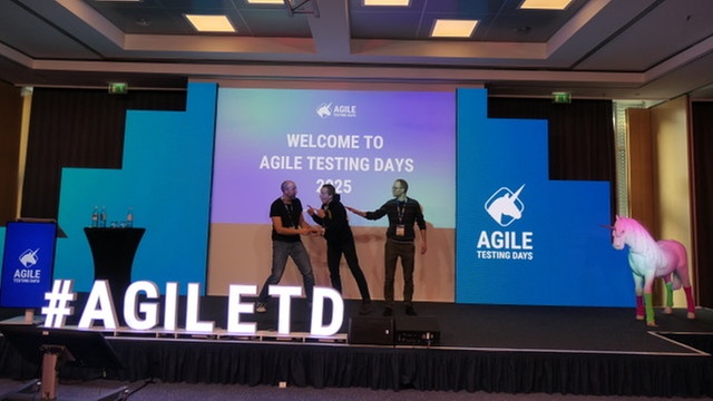 Da haben wir einmal die Bühne für uns, und dann sowas … aber vielleicht stehen wir hier irgendwann mal als seriöse Speaker und erzählen von den wichtigen Dingen.